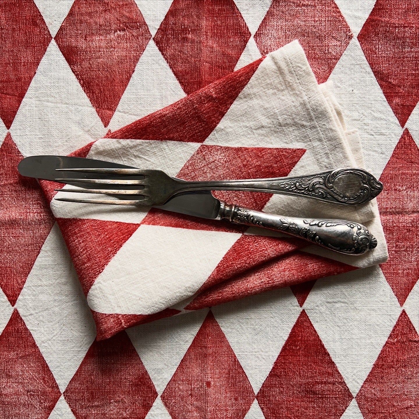 Red Harlequin on Ivory Dining Napkins Set